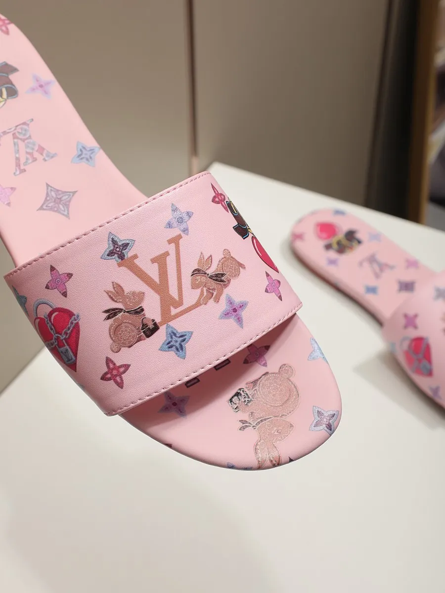 👟👟Ex-factory price 320👟👟 LV’s new flat-low flip-flops, 5D printed jade rabbit pattern, cowhide surface and sheepskin lining, genuine leather bottom imported from Italy, size 35-41